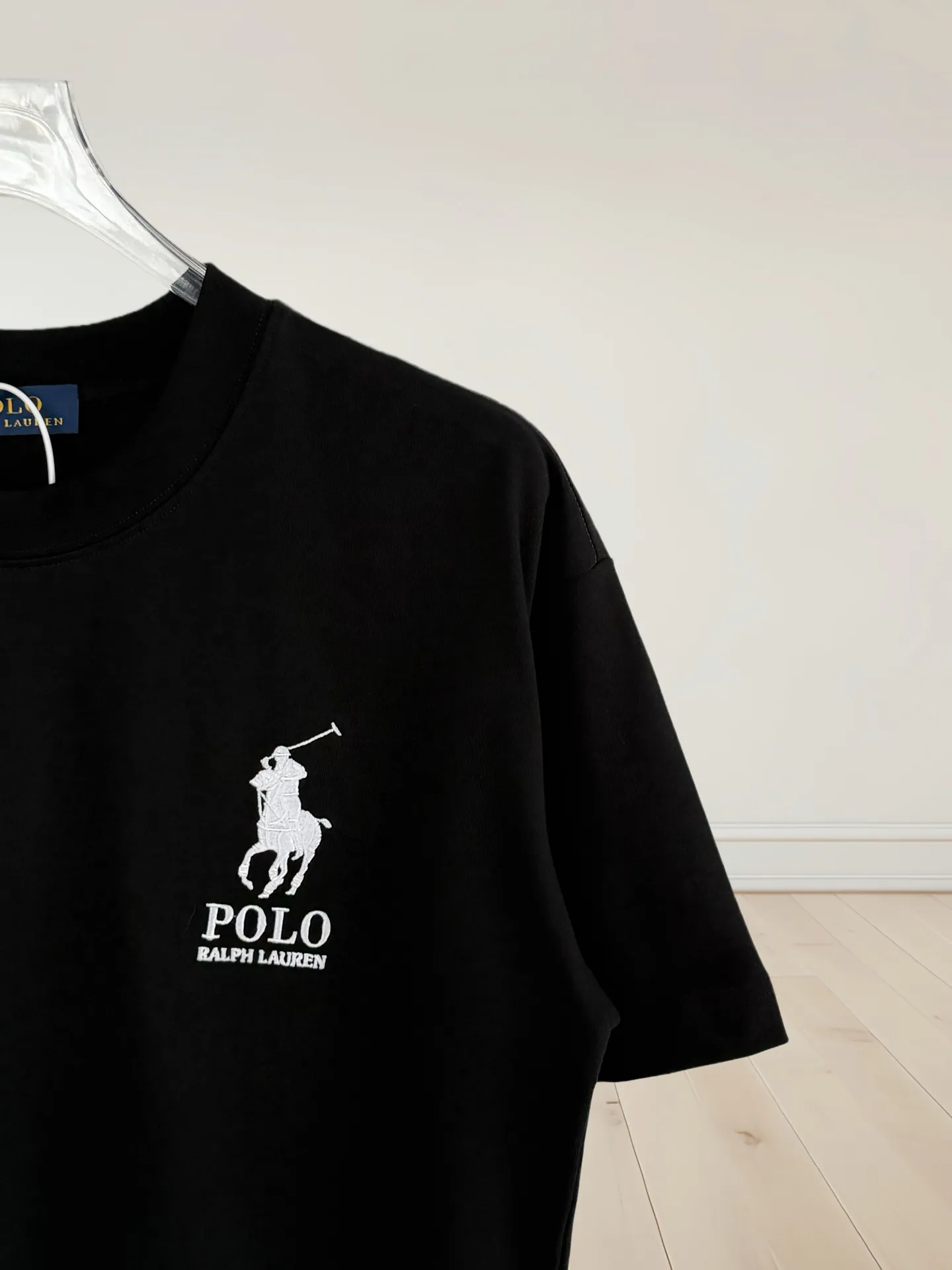 P160 [High Quality]Ralph Lauren*Ralph Lauren embroidery micro-label simple‼ ️Short-sleeved T-shirt 💗Ralph Lauren classic short-sleeved T-shirt, custom-made 280g pure cotton fabric, soft and breathable, classic horseback golf🏌️ embroidery on the chest, logo + logo embroidery on the back, simple and recognizable. Round neck design, neat tailoring, customized 280g pure cotton fabric, soft and smooth to the touch, great breathability, super comfortable to wear in summer! The same loose version for men and women, OK to wear alone or layered, versatile ~ 𝐂𝐎𝐋𝐎𝐔𝐑: black white 𝐒𝐈𝐙𝐄: S-xL Size chart: S: Shoulder width 51 - Bust 55 - Clothing length 70 M: Shoulder width 53 - Bust 57 - Clothing length 72 L: Shoulder width 55 - Bust 59 - Clothing length 74 XL: Shoulder width 57 - Bust 61 - Clothing length 76
